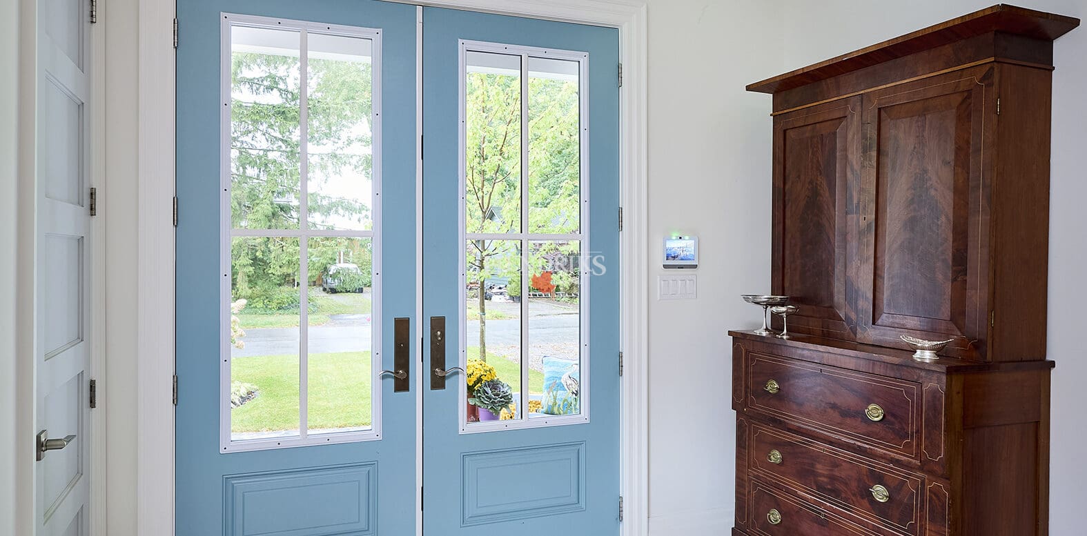 Interior view of a front entryway in a coastal house, featuring bright lighting, decorative elements, and a welcoming atmosphere.